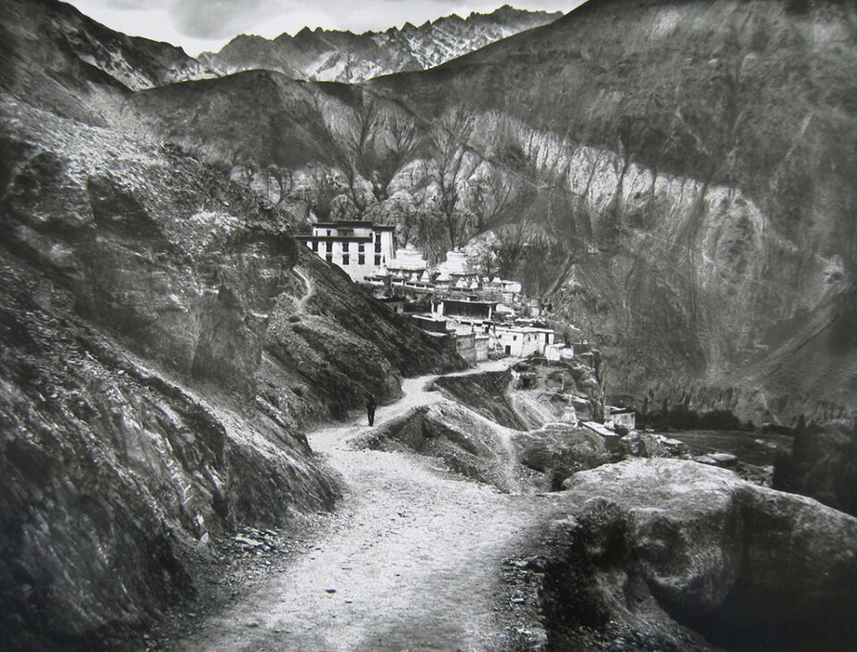 Предео Хималаја са храмом Ламајури (1979)